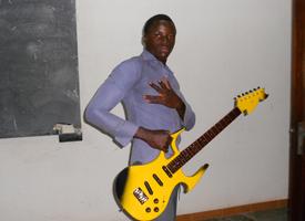 Un futuro in musica. La liuteria per i ragazzi di strada di Kisangani